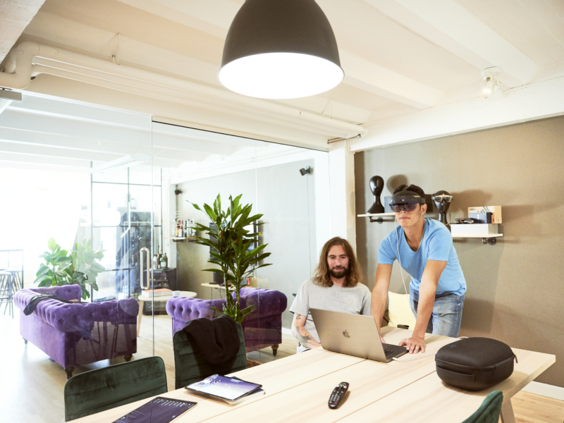 trabajador con gafas de realidad virtual